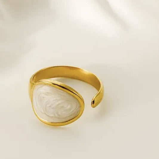 Ring mit elegantem Design aus Edelstahl